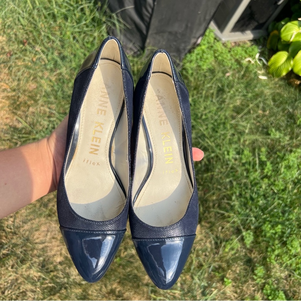 Women’s Anne Klein Navy Blue Rheina Navy Blue Textured Fabric Heels Size 7.5 - Picture 4 of 6